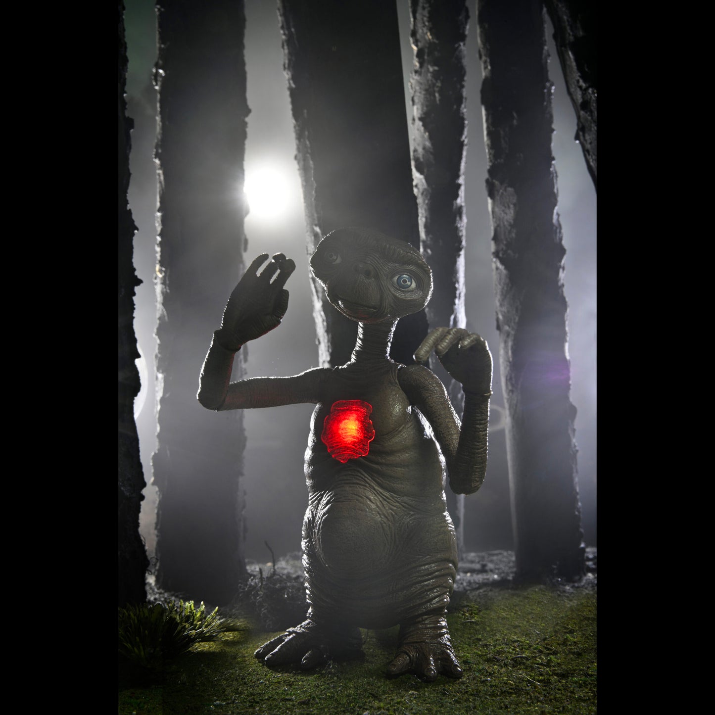 NECA: E.T. - Deluxe Ultimate E.T. with LED Chest 7" Tall Action Figure