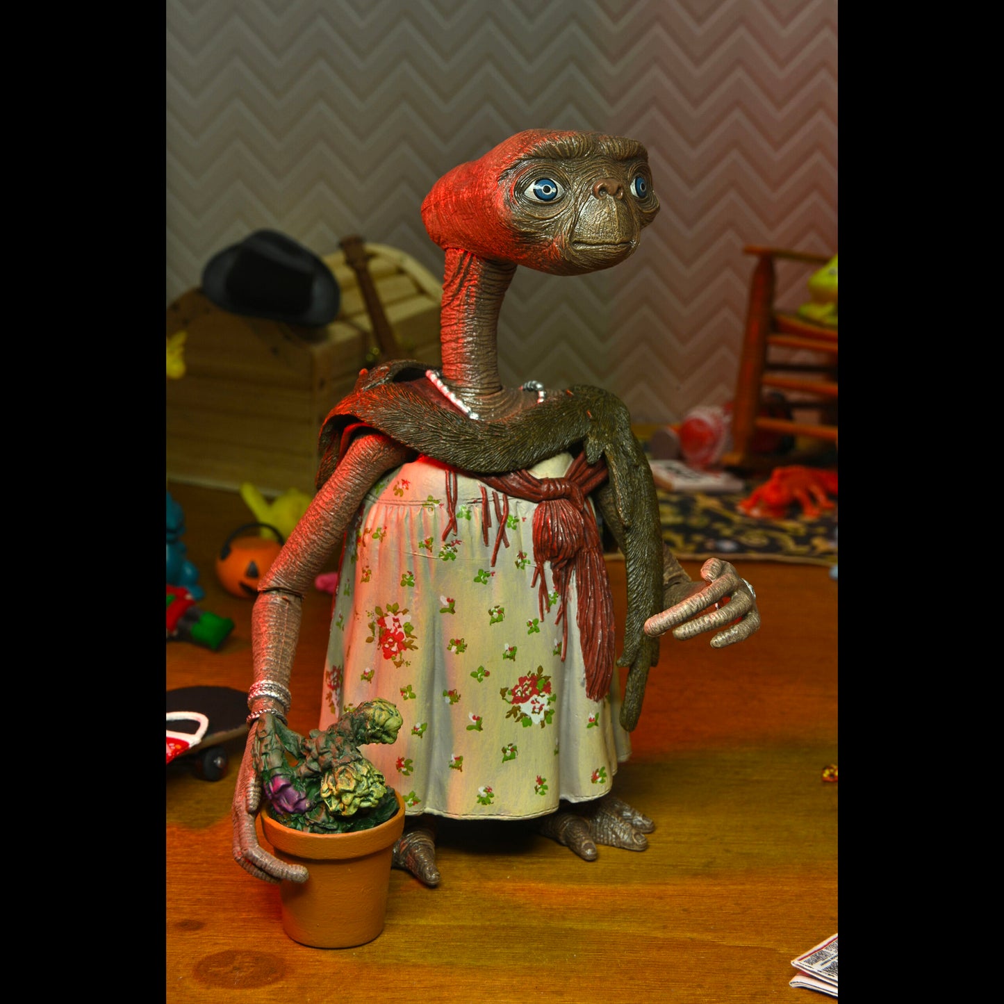 NECA: E.T. - Ultimate Dress Up E.T. 7" Tall Action Figure