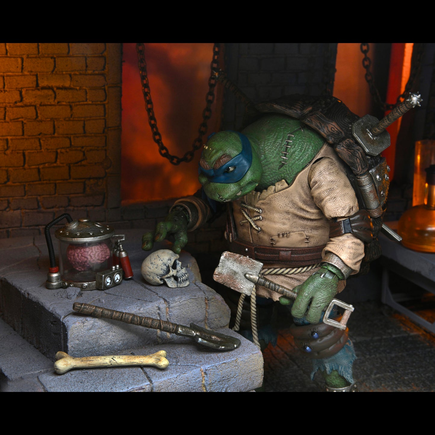 NECA: Universal Monsters x TMNT - Ultimate Leonardo as The Hunchback 7" Tall Action Figure