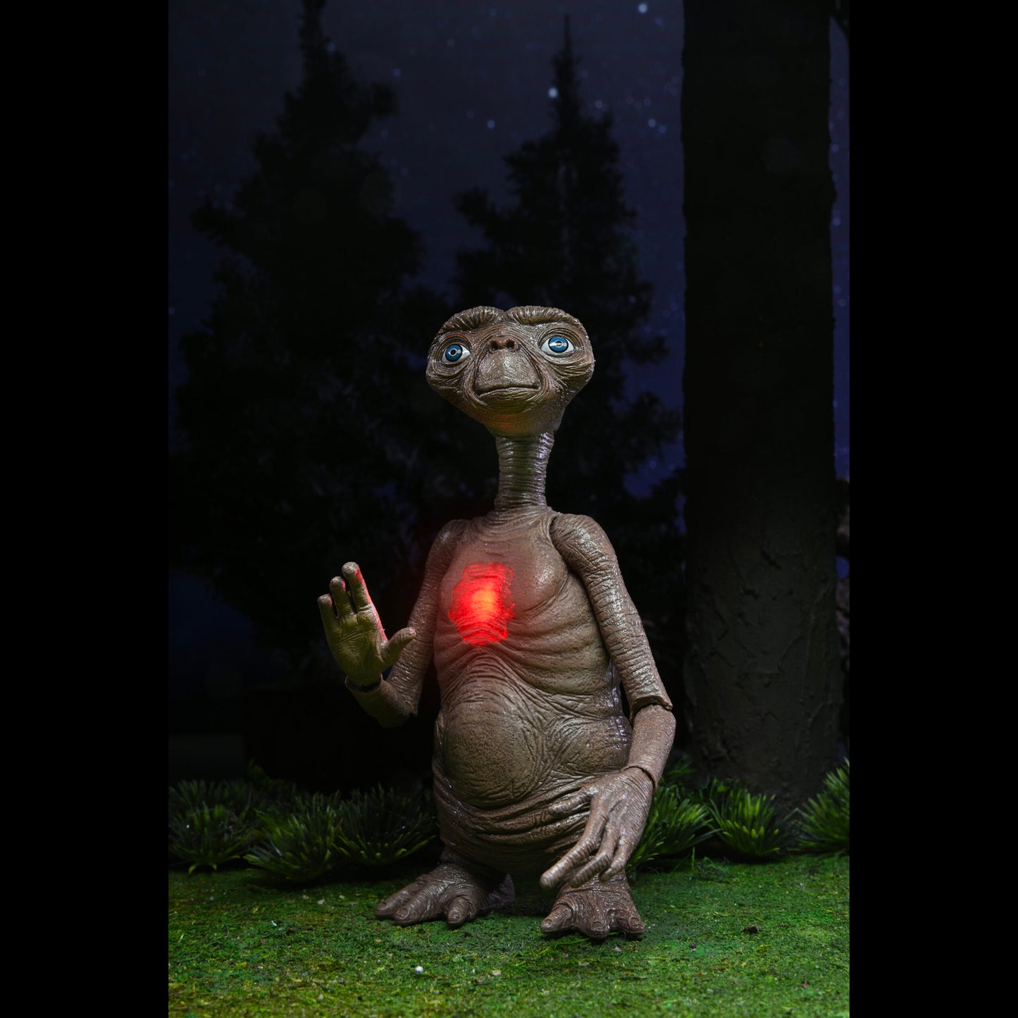 NECA: E.T. - Deluxe Ultimate E.T. with LED Chest 7" Tall Action Figure