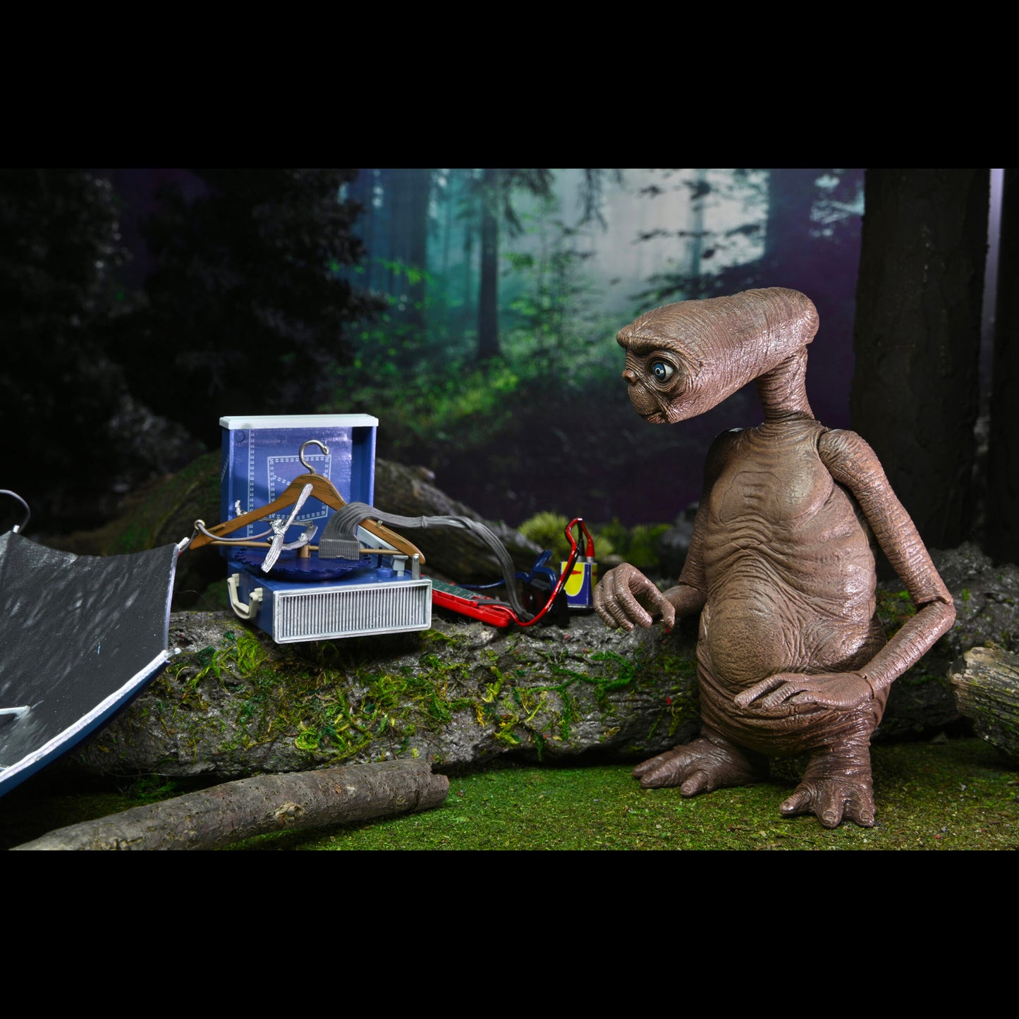 NECA: E.T. - Deluxe Ultimate E.T. with LED Chest 7" Tall Action Figure