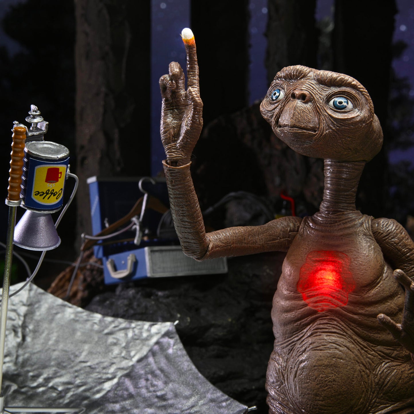 NECA: E.T. - Deluxe Ultimate E.T. with LED Chest 7" Tall Action Figure