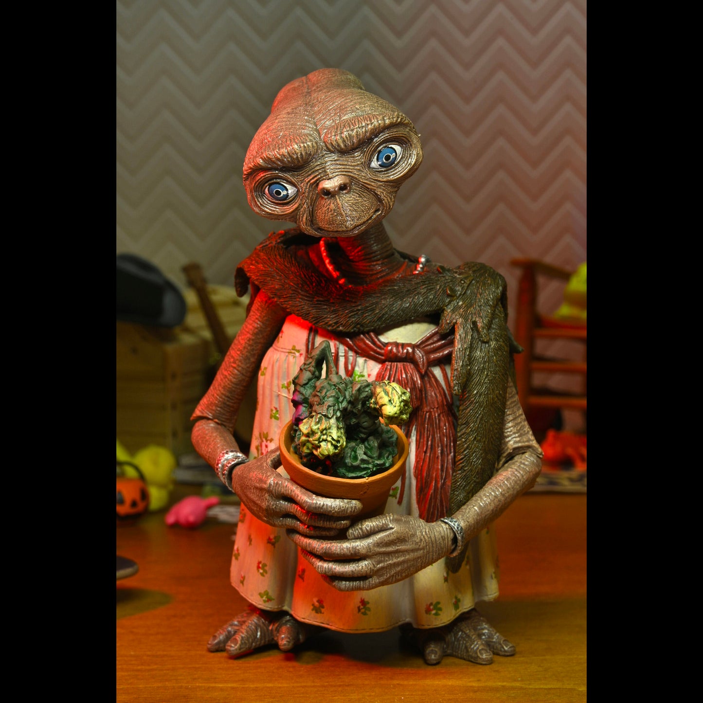 NECA: E.T. - Ultimate Dress Up E.T. 7" Tall Action Figure