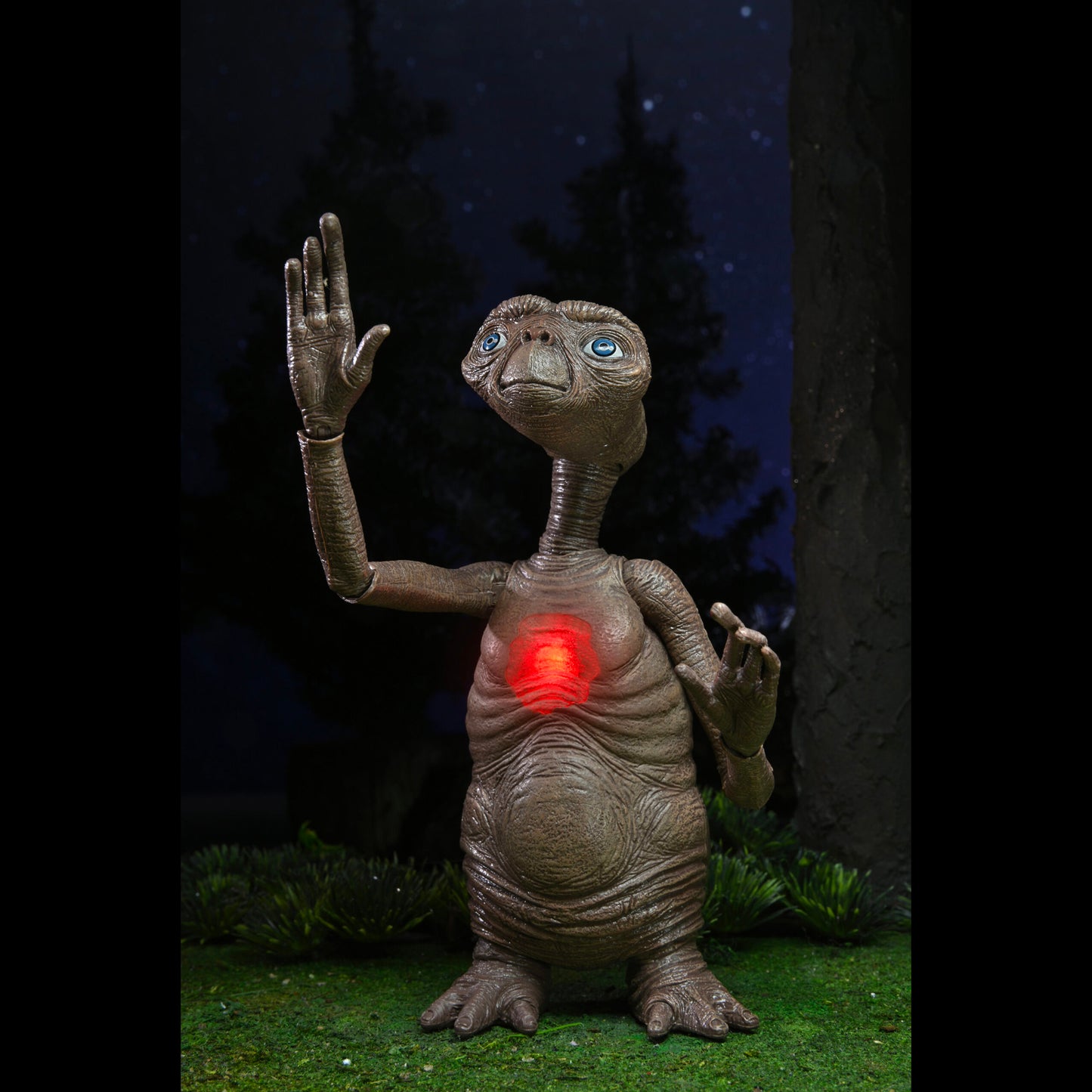 NECA: E.T. - Deluxe Ultimate E.T. with LED Chest 7" Tall Action Figure