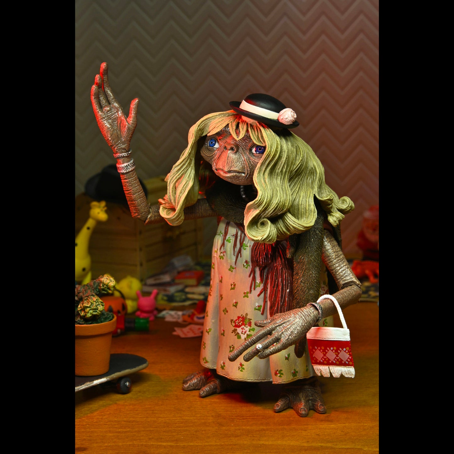 NECA: E.T. - Ultimate Dress Up E.T. 7" Tall Action Figure