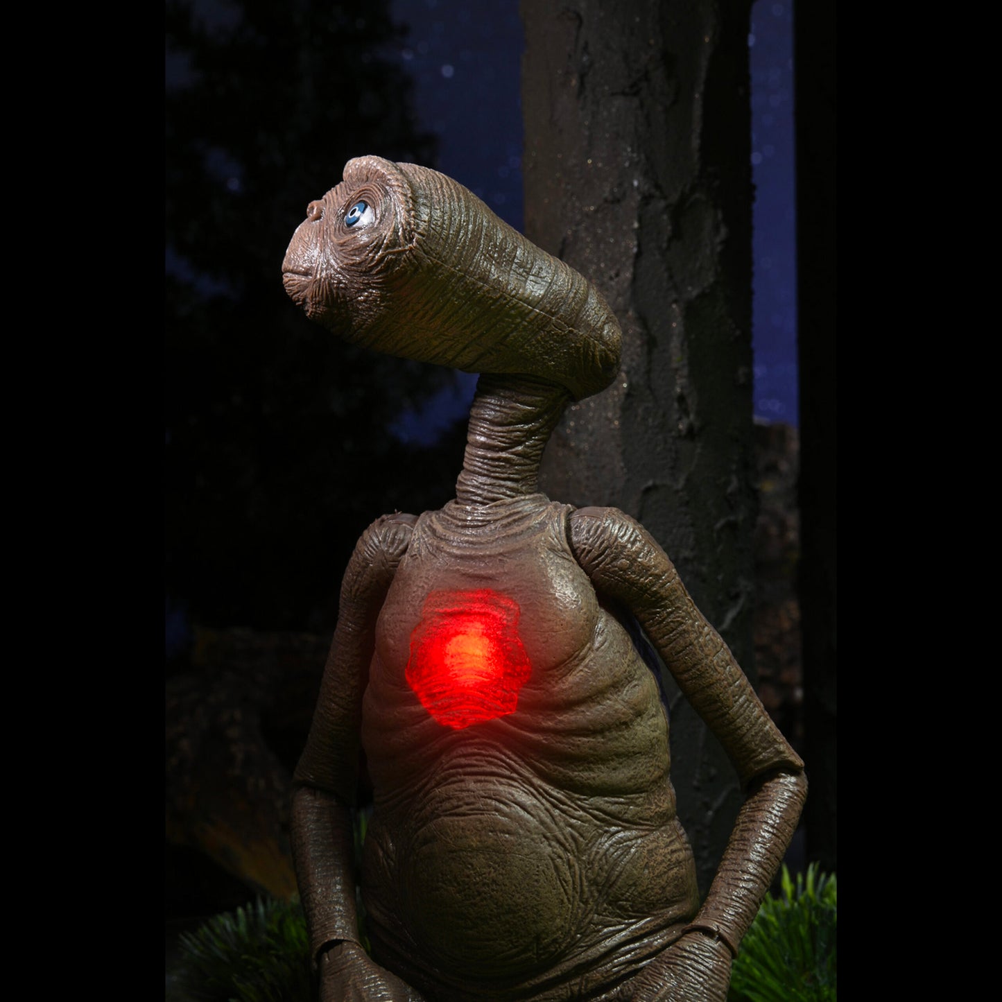 NECA: E.T. - Deluxe Ultimate E.T. with LED Chest 7" Tall Action Figure